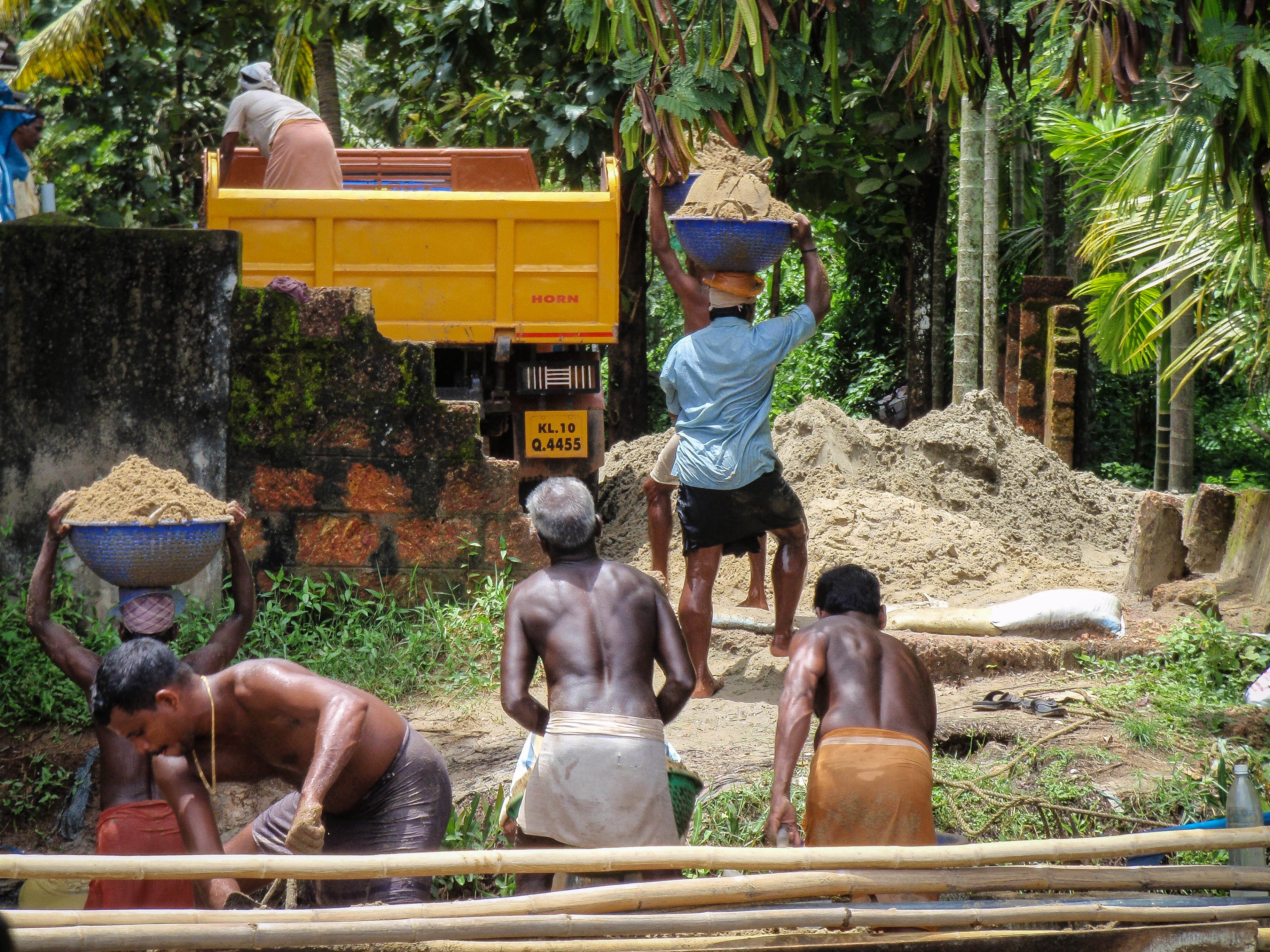 Hårt arbetande män, Keralas vattenvägar   
